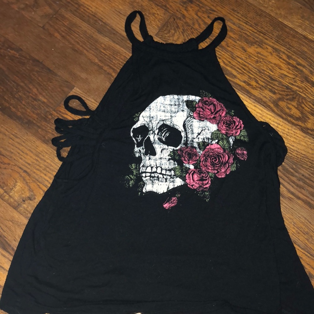 Skull tank top with sides cut out very cute